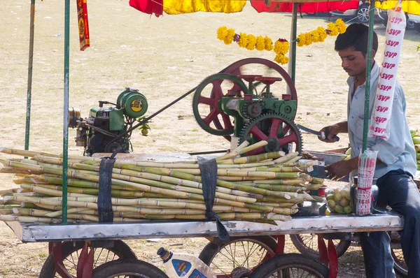 Hombre preparando la bebida de azúcar de caña —  Fotos de Stock