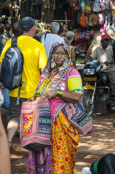 Femme en vêtements authentiques sur le marché Mandrem — Photo