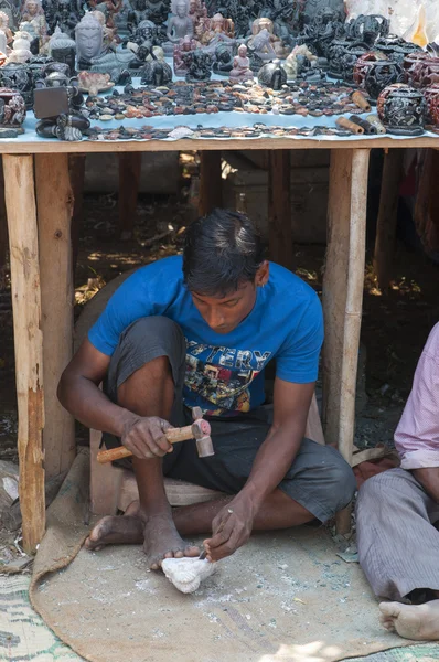 Homem fazendo e vendendo estátuas de Buda no mercado — Fotografia de Stock