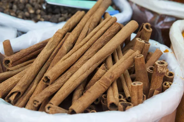 Cinnamon sticks on the Indian market — Free Stock Photo