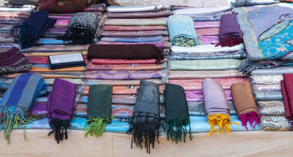 Schals auf dem indischen Markt — kostenloses Stockfoto