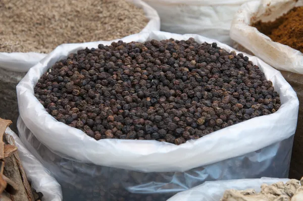 Pimienta negra en el mercado — Foto de stock gratis