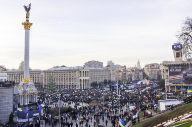 Ukrayna halkının hükümet ve erken oylama istifasını talep ediyorum.