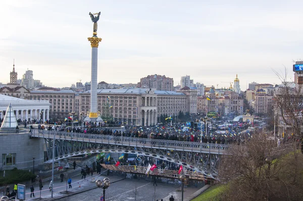 Ukrainian people demand the resignation of the government and early voting — Stock Photo, Image