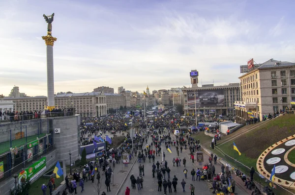 Ukrainske folk kræver regeringens tilbagetræden og tidlig afstemning - Stock-foto