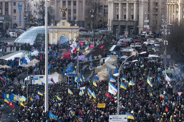 Ukrainian people demand the resignation of the government and early voting — Stock Photo, Image