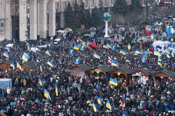 乌克兰人民要求辞职的政府和提前投票 — 图库照片