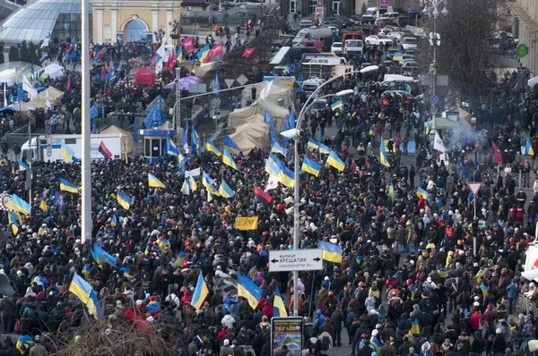 Ukrainian people demand the resignation of the government and early voting — Stock Photo, Image