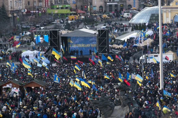 Ukrainian people demand the resignation of the government and early voting — Stock Photo, Image