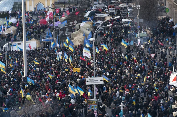 Ukrainian people demand the resignation of the government and early voting — Stock Photo, Image