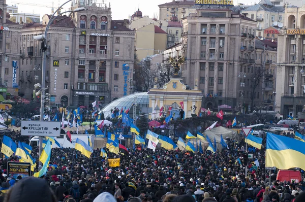 Ukrainske folk kræver regeringens tilbagetræden og tidlig afstemning - Stock-foto