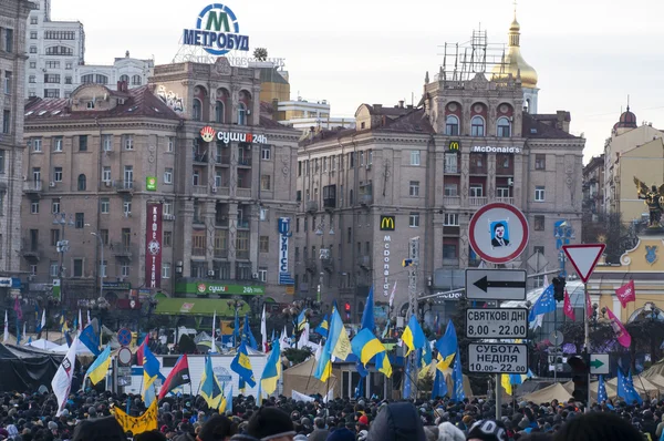 Ukrainska folket kräver avsägelsen av regeringen och tidig rösta — Stockfoto