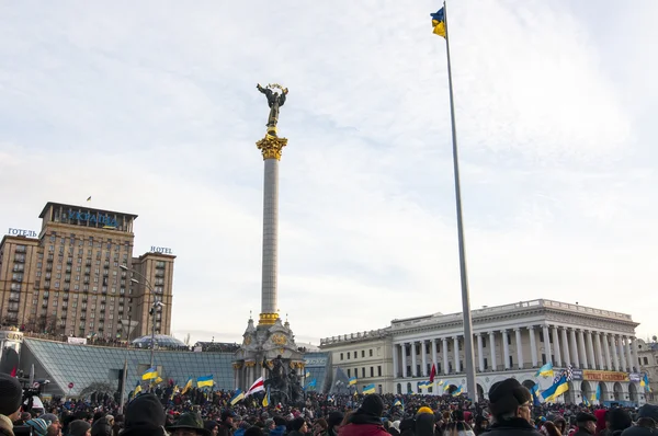 Ukrainian people demand the resignation of the government and early voting — Stock Photo, Image