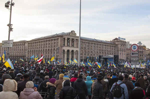 Ukrainska folket kräver avsägelsen av regeringen och tidig rösta — Stockfoto