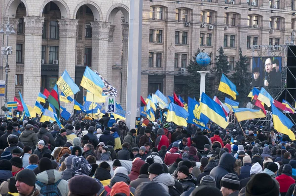 Ukrainian people demand the resignation of the government and early voting — Stock Photo, Image