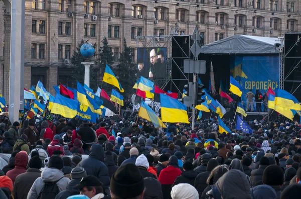 Ukrainian people demand the resignation of the government and early voting — Stock Photo, Image