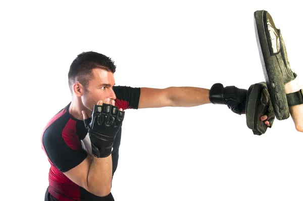 Mann boxt in mma-Handschuhen) — Stockfoto