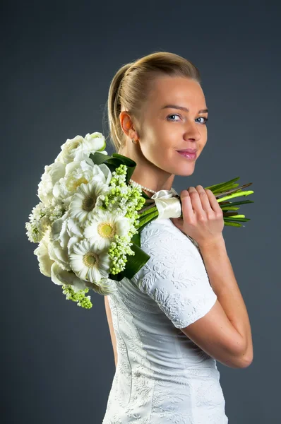 Kvinna med krysantemum bukett — Stockfoto