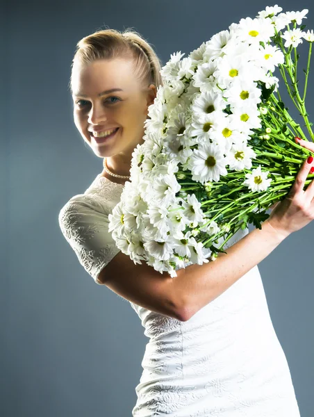 Hermosa mujer sonriente con ramo de crisantemo — Foto de Stock