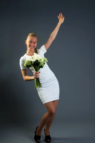 Donna con crisantemo bouquet tenendo la mano — Foto Stock