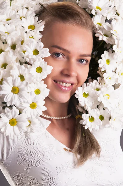 https://st.depositphotos.com/1000833/3793/i/450/depositphotos_37937905-stock-photo-beautiful-woman-with-chrysanthemum-bouquet.jpg