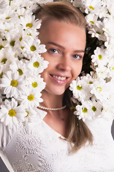 Vacker kvinna med krysantemum bukett — Stockfoto