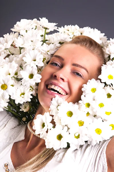 Mujer feliz con ramo de crisantemo — Foto de Stock