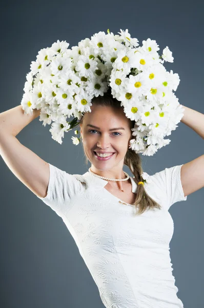 Woman holding chrysanthemum bouquet above her head — Stock Photo, Image