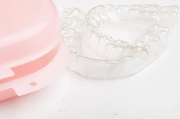 गुलाबी प्लास्टिक बॉक्स के साथ दांत ट्रे — स्टॉक फ़ोटो, इमेज