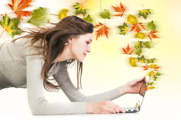 Creatieve herfst wind van laptop — Stockfoto