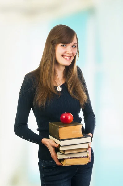 Öğrenci holding kitap ve elma — Stok fotoğraf