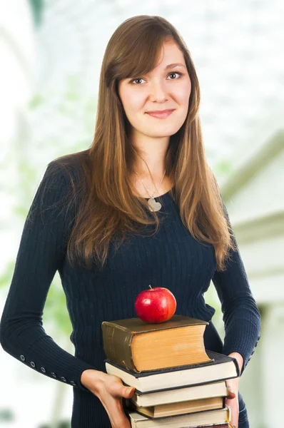 Giovane studente Holding libro — Foto Stock