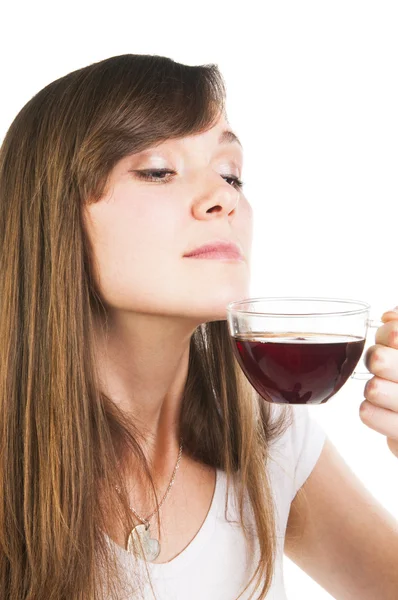 Frau riecht schwarzen Tee — Stockfoto