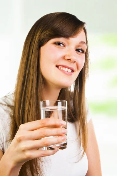 Žena se sklenicí vody — Stock fotografie