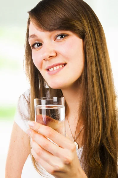 Jonge vrouw met een glas water — Stockfoto