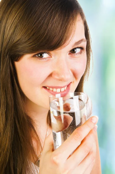 Vrouw die water drinkt — Stockfoto