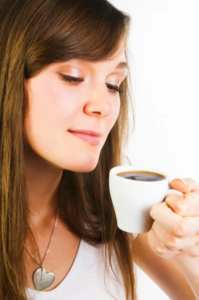 Perempuan mencium aroma kopi — Stok Foto
