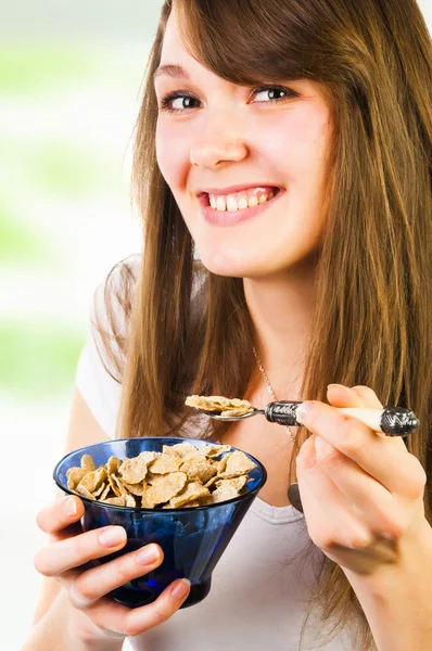 Fröhliche Frau isst Getreide — Stockfoto