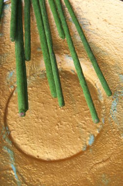 Altın dekoratif tabak ve aromatik sopa