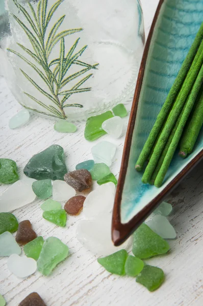 Vazo biberiye boyama, aromatik sopalar ve taşlarla — Stok fotoğraf