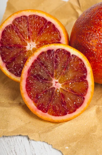 Bloed oranje op de tafel — Stockfoto