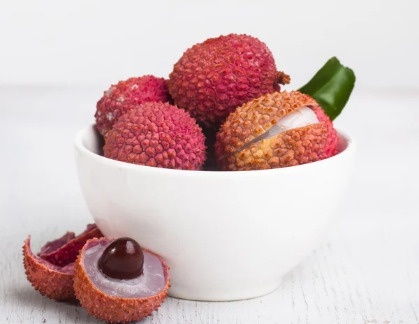 Lychee fruta en el tazón — Foto de Stock