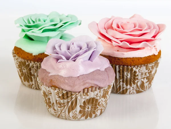 Drie cupcakes met zoete rozen — Stockfoto