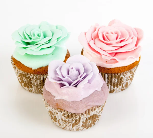 Drie cupcakes met kleurrijke zoete rozen — Stockfoto