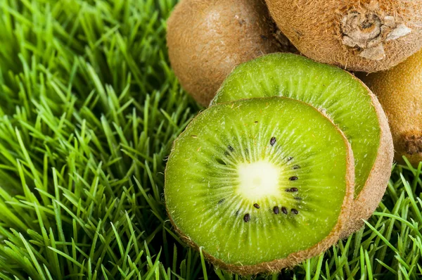 Kiwi in Scheiben geschnitten — Stockfoto