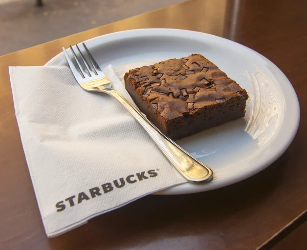 Brownie taart in starbucks — Stockfoto