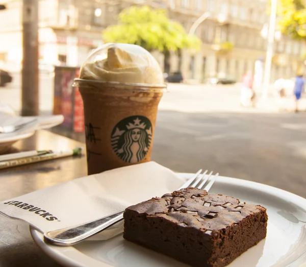 Starbucks sklenice kávy a brownie dort — Stock fotografie