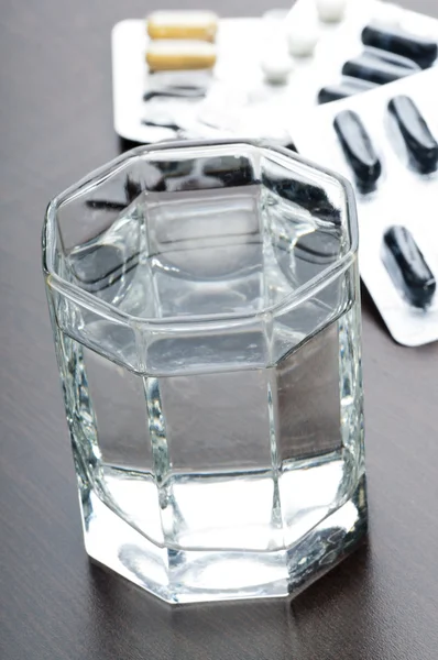 Glas water en pillen — Stockfoto
