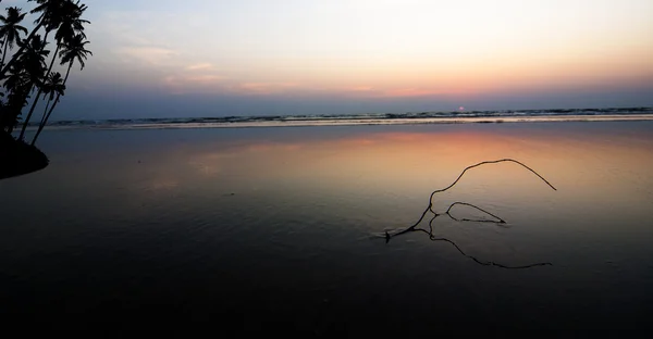Закат на идиллическом пляже Гоа — стоковое фото