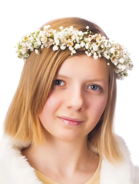 Mooie vrouw in bloemen krans — Stockfoto